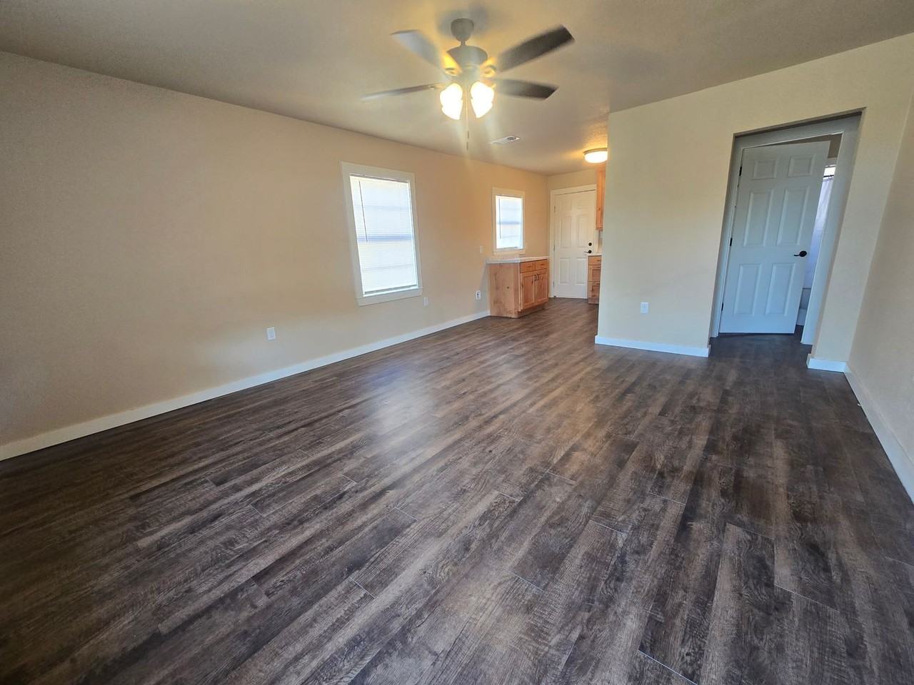 1105 Se 15th St - Photo 2 of 11