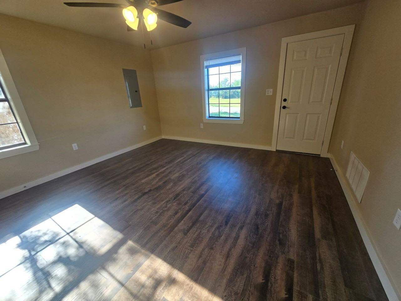 1105 Se 15th St - Photo 3 of 11
