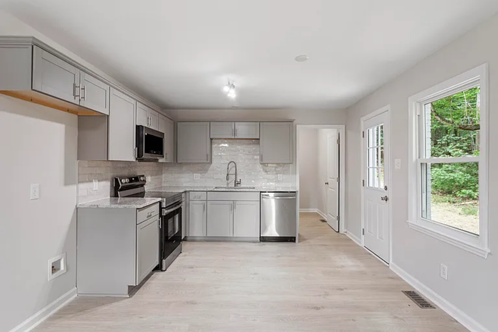 2702 Red Valley Dr - Photo 3 of 5