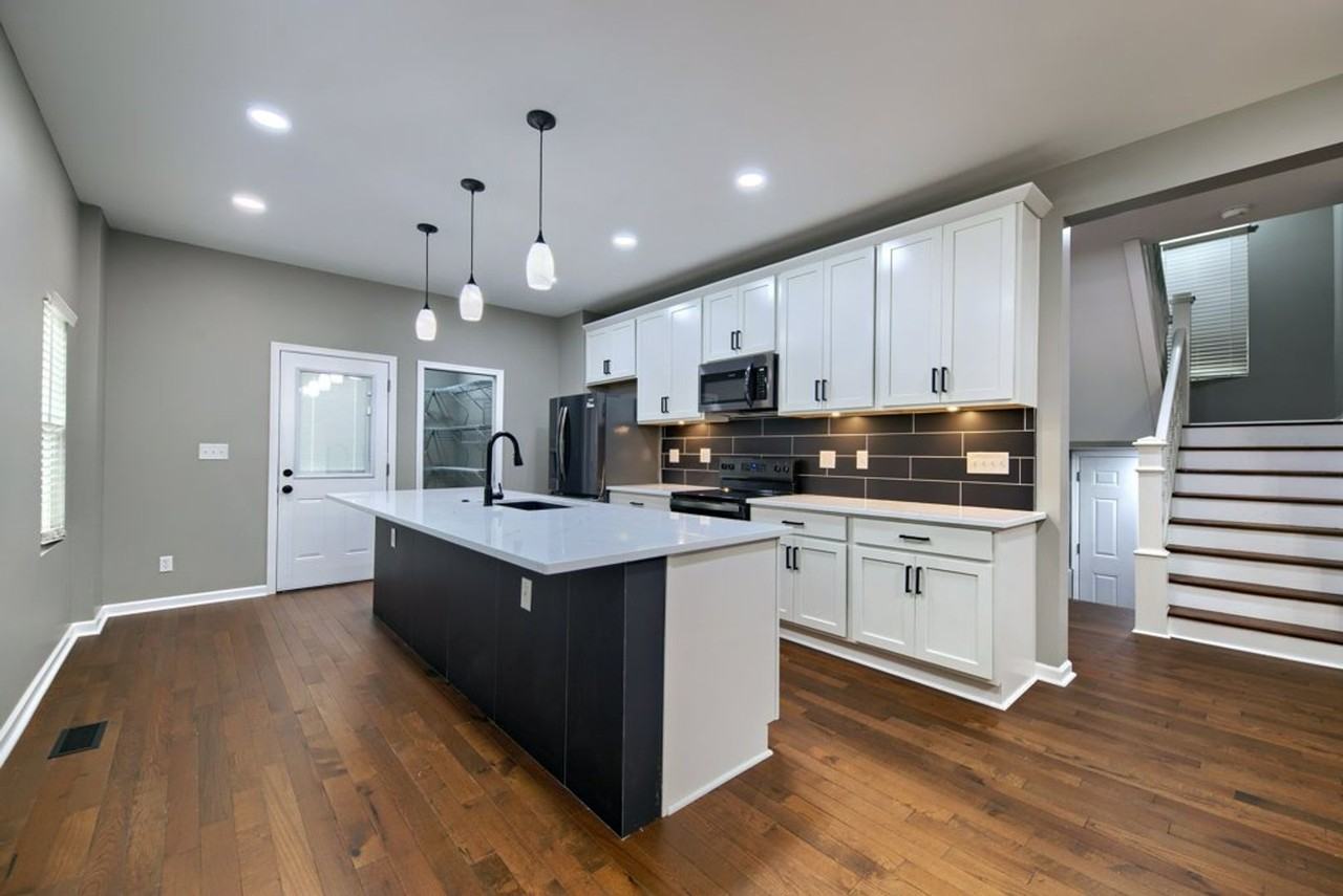 2379 Summit St - Photo 6 of 50