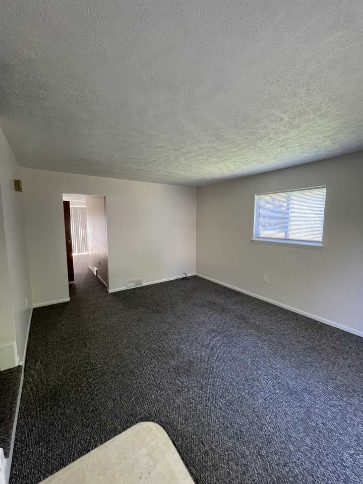 2718 Narraganset Dr - Photo 3 of 14