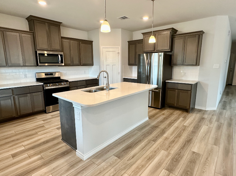 810 Mineral Wells Ln - Photo 2 of 19