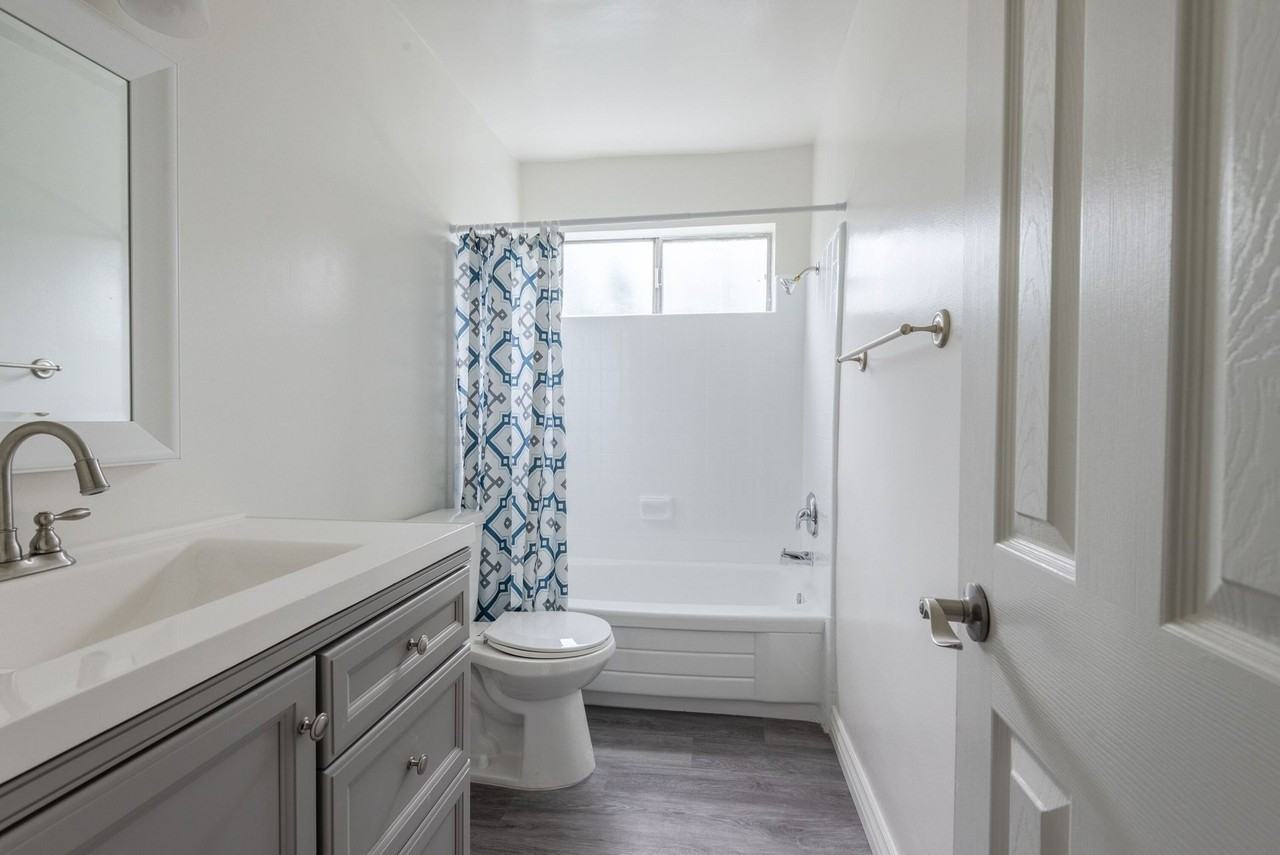 Fountainebleu Apartments - Photo 4 of 6