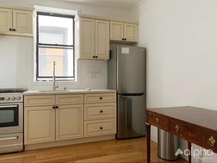 454 West 47th Street - Photo 4 of 8