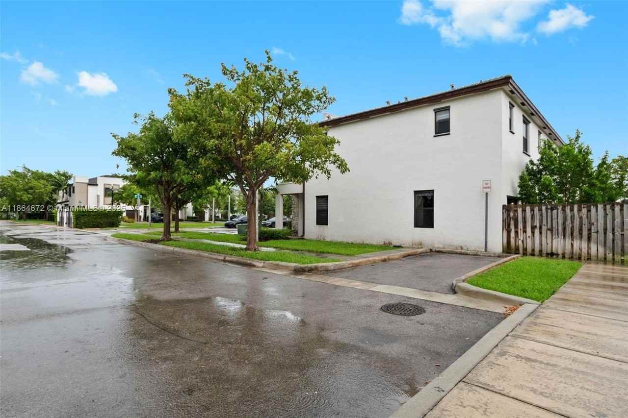 20814 Ne 5th Ct - Photo 2 of 25