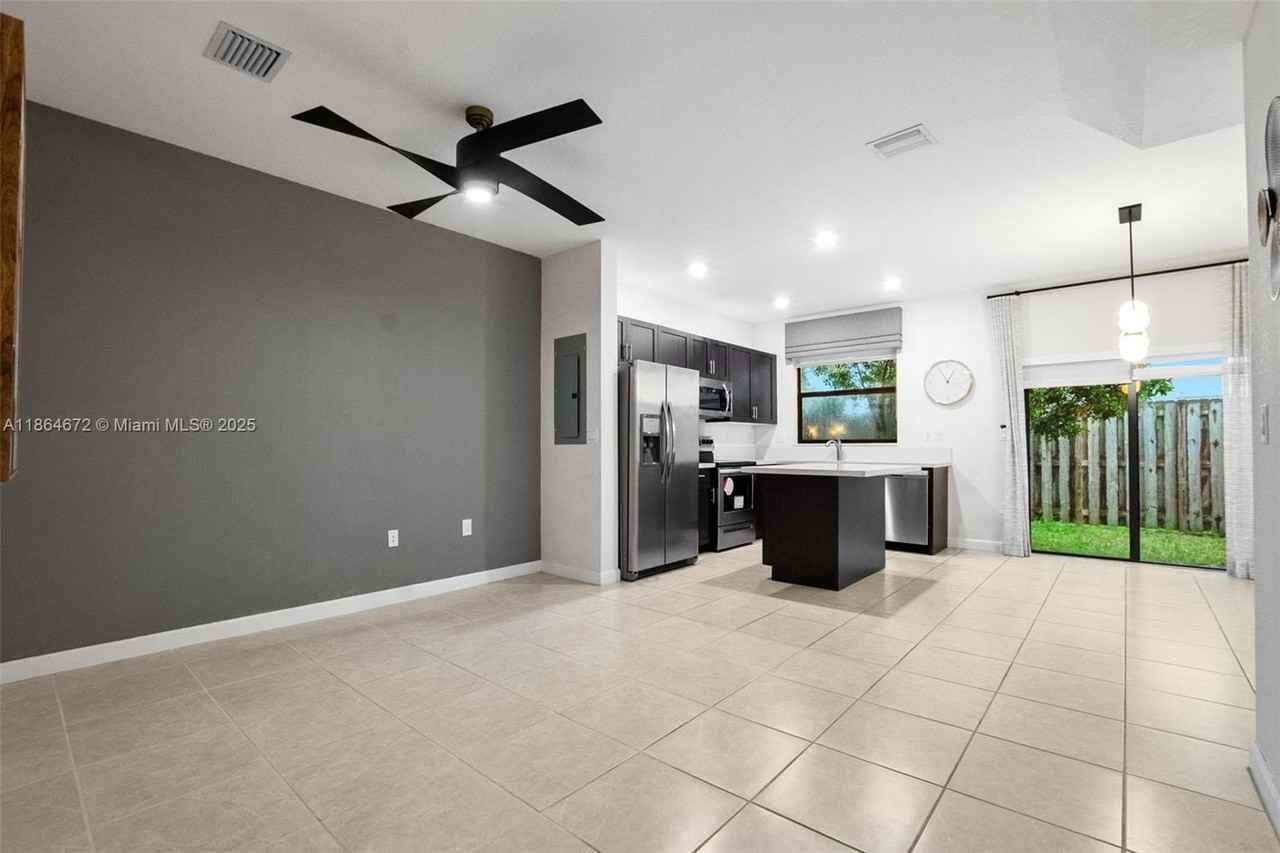 20814 Ne 5th Ct - Photo 4 of 25