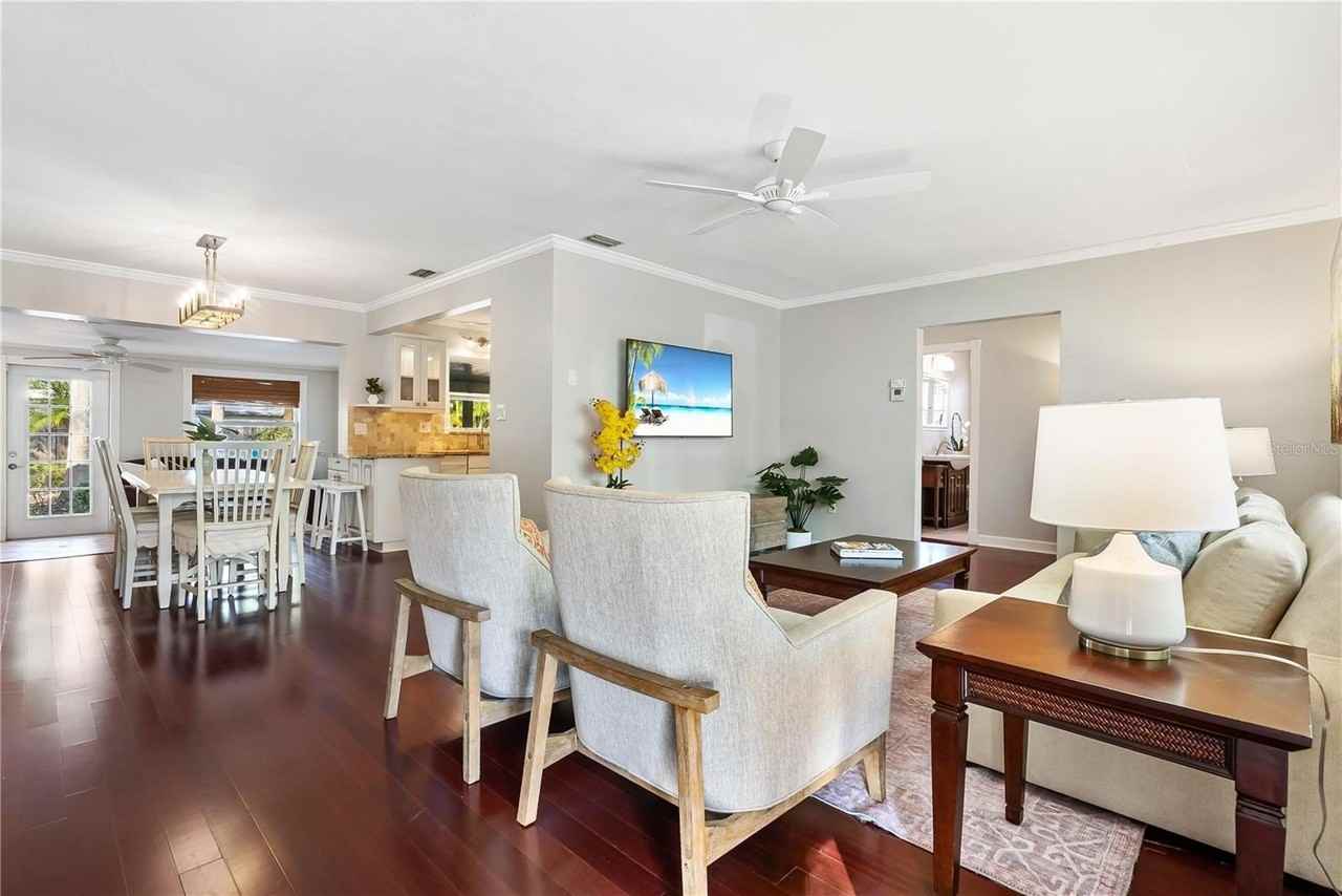 2207 Clematis St - Photo 4 of 34