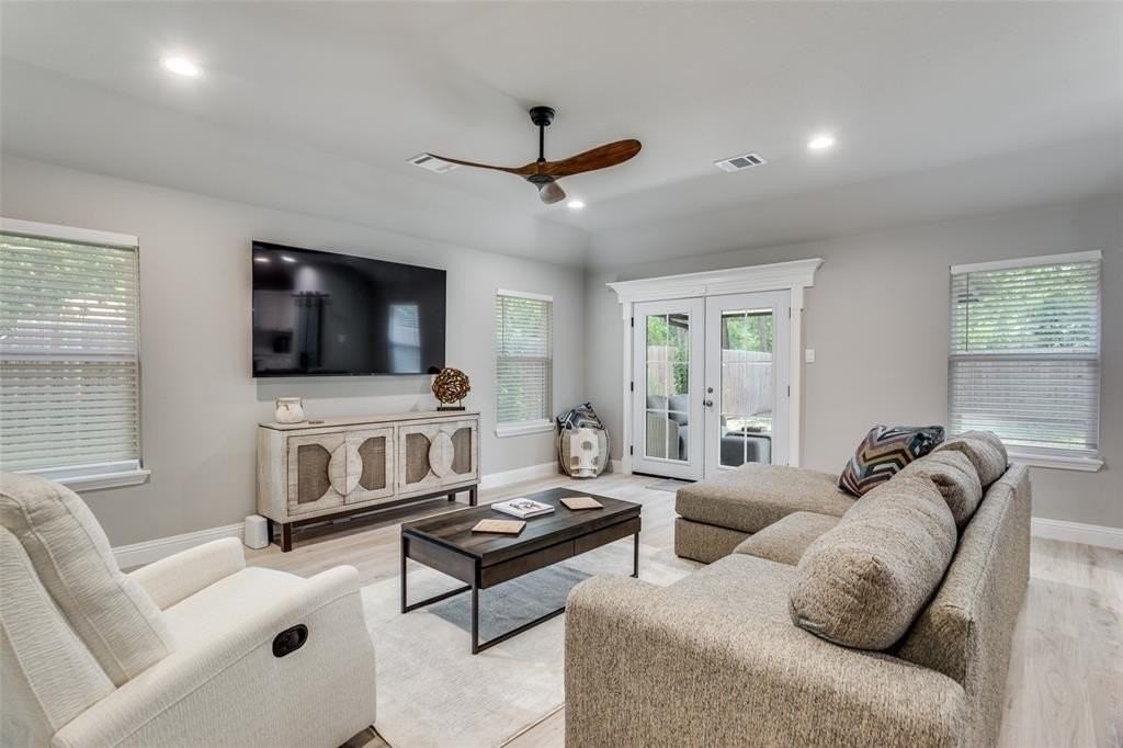 2833 W Biddison St - Photo 3 of 20