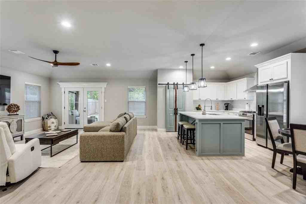 2833 W Biddison St - Photo 4 of 20