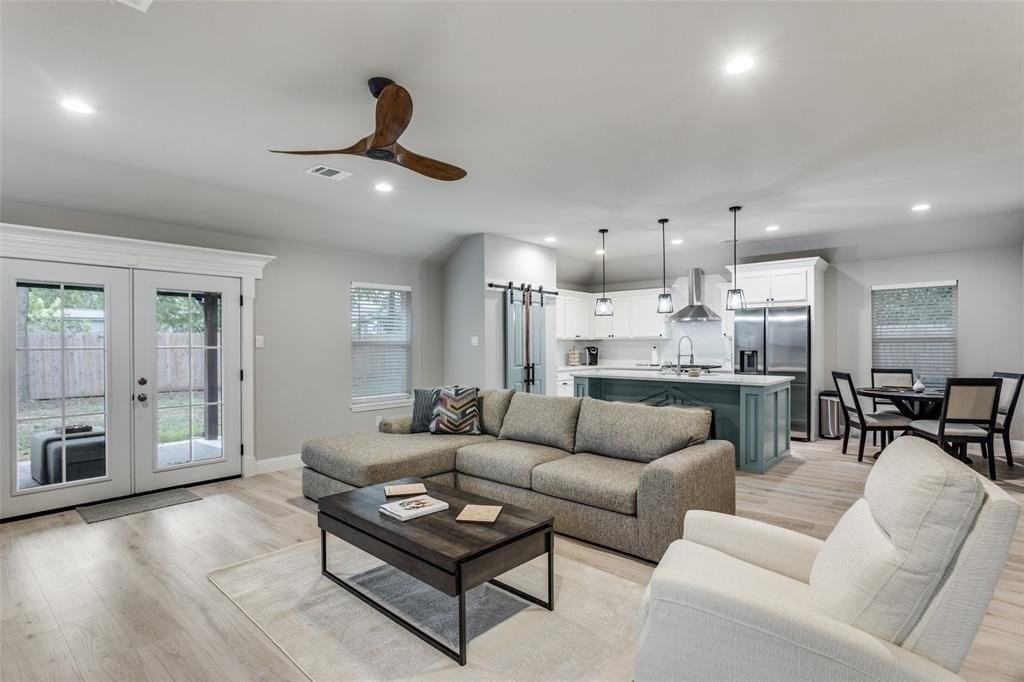 2833 W Biddison St - Photo 5 of 20