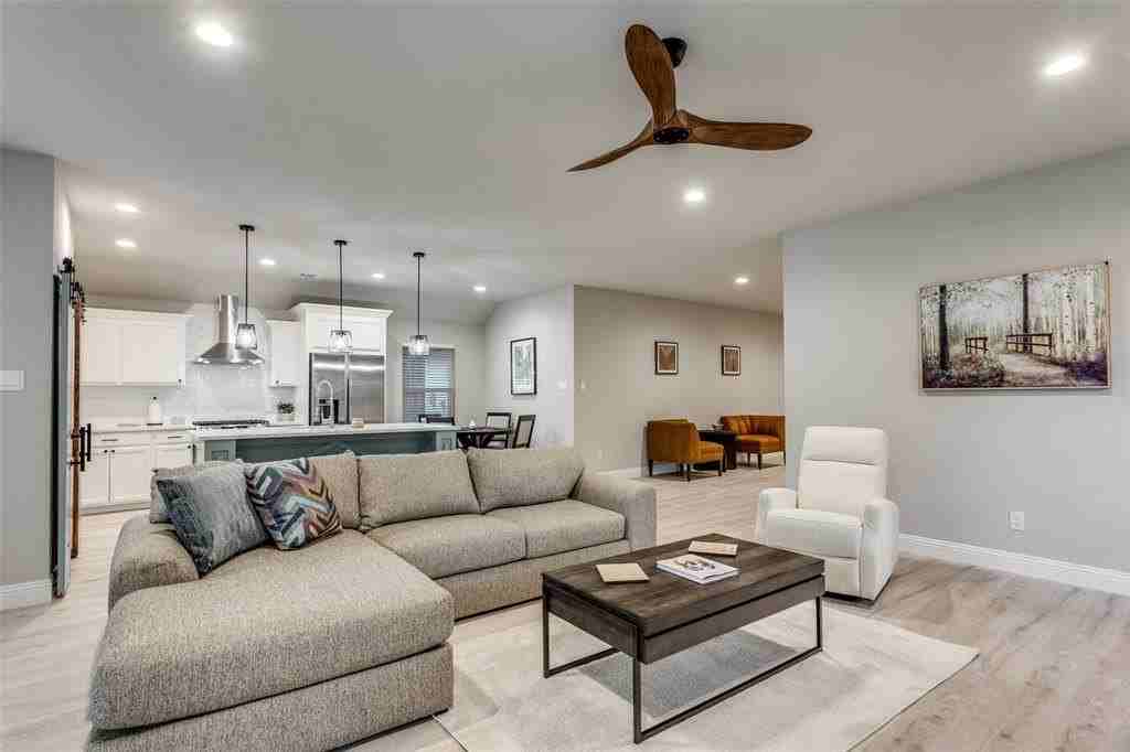 2833 W Biddison St - Photo 6 of 20