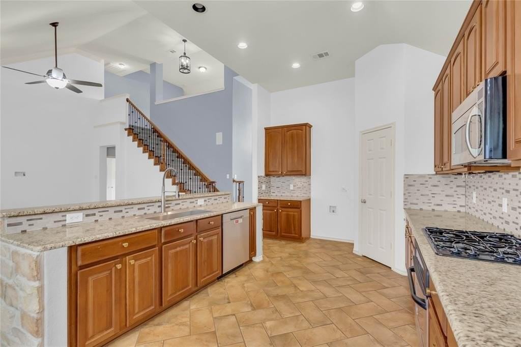 404 Wentworth Dr - Photo 4 of 31