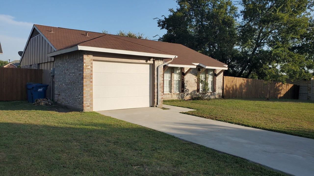 101 Brockway Dr - Photo 2 of 16