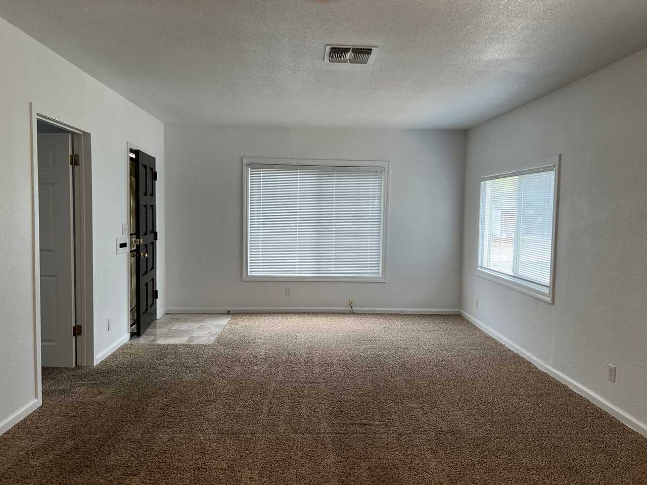 142 Redwood Ave - Photo 2 of 32