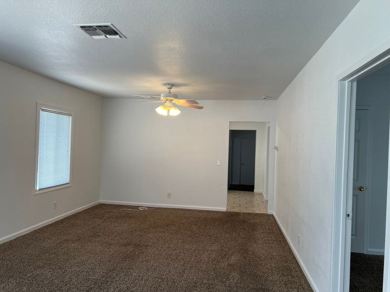 142 Redwood Ave - Photo 3 of 32