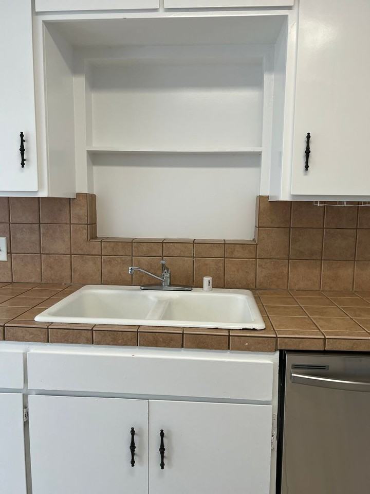 142 Redwood Ave - Photo 5 of 32