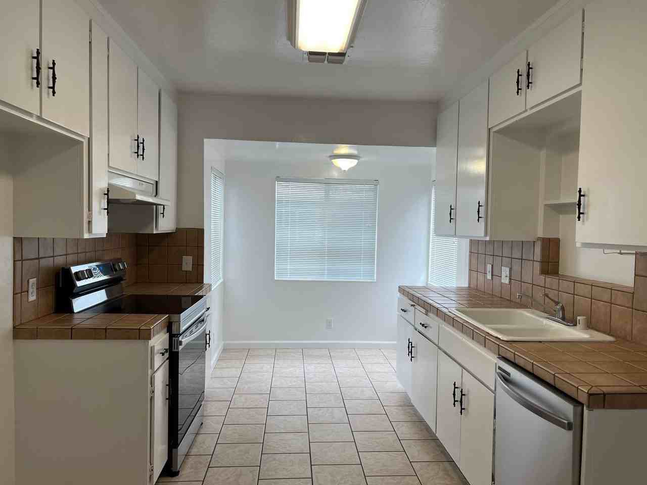 142 Redwood Ave - Photo 6 of 32