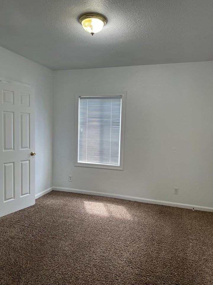 142 Redwood Ave - Photo 7 of 32