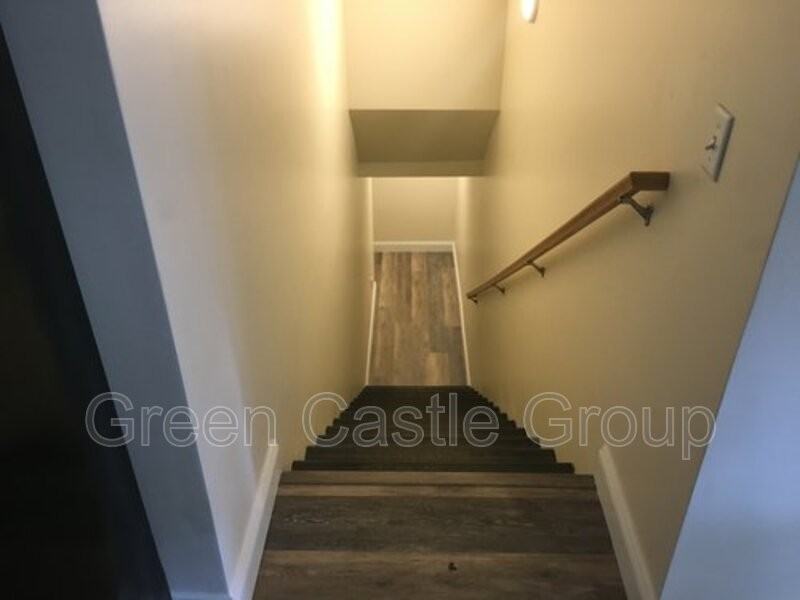 323 College St - Photo 3 of 12