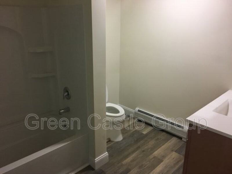 323 College St - Photo 4 of 12