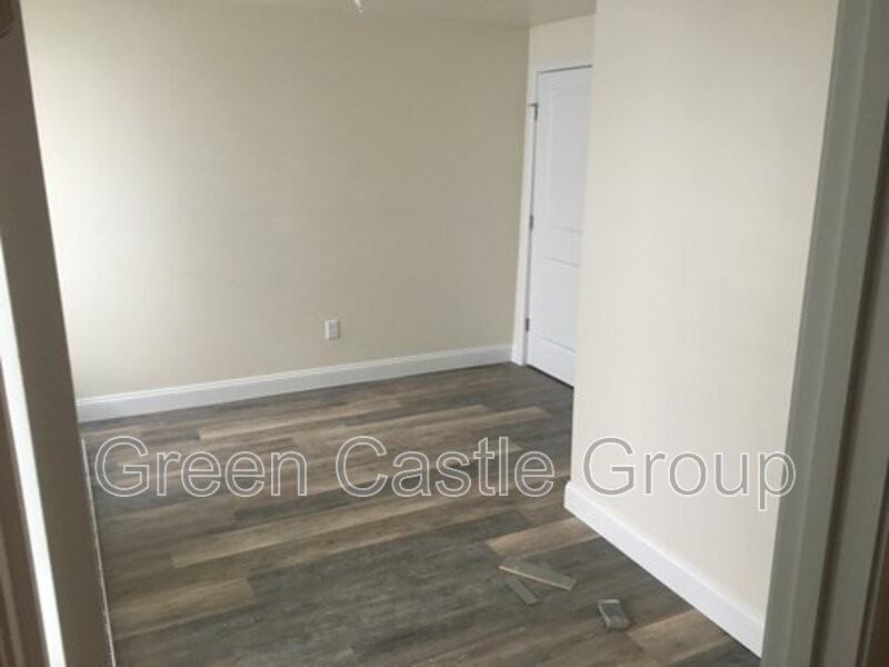 323 College St - Photo 5 of 12