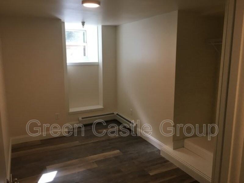 323 College St - Photo 7 of 12