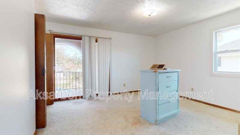 1370 32nd Ave - Photo 4 of 7