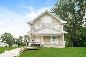 featured image of 401 E College St