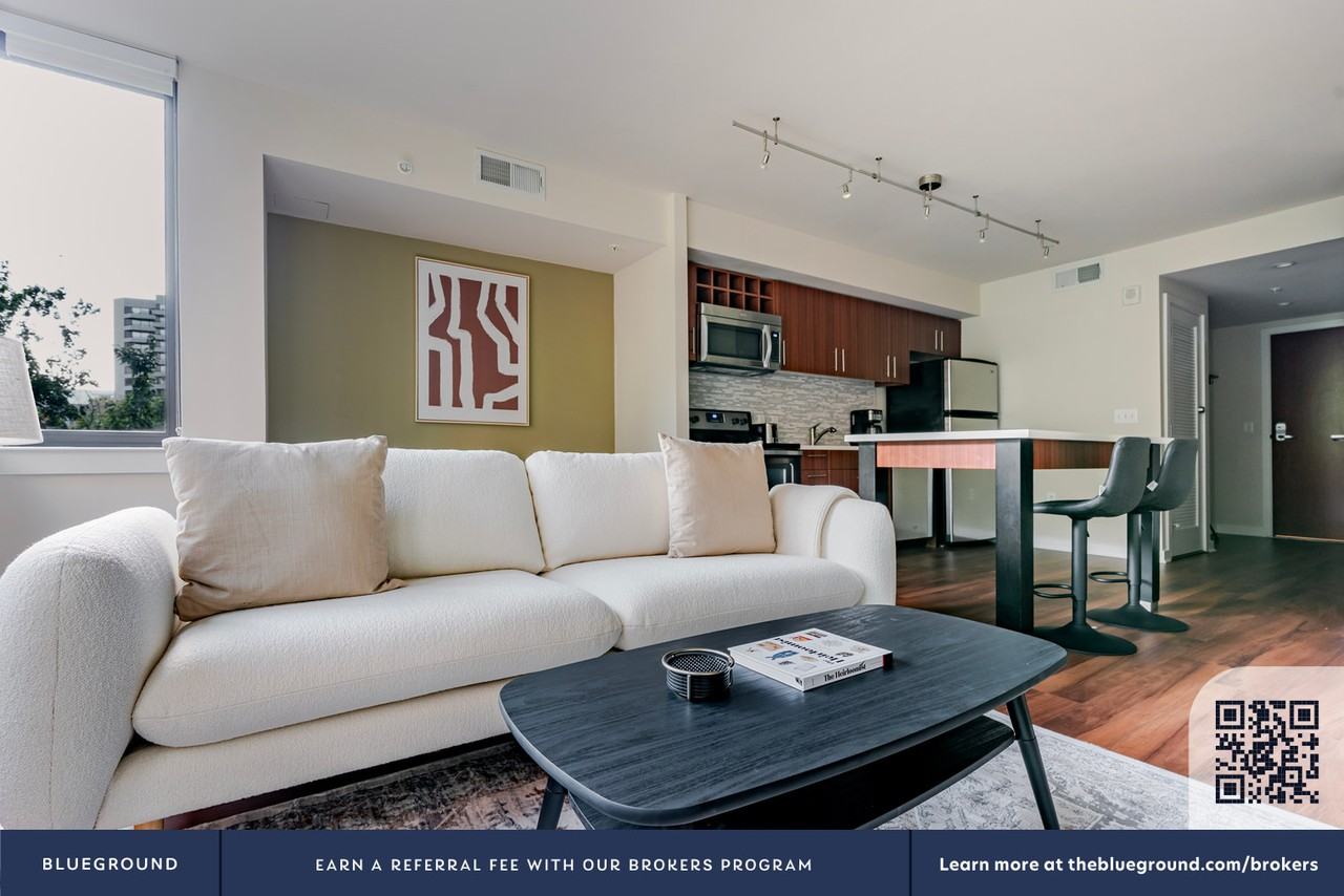 1510 Clarendon Boulevard - Photo 4 of 35