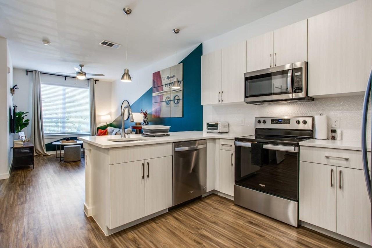 2425 E Riverside Dr #1240266P - Photo 4 of 10