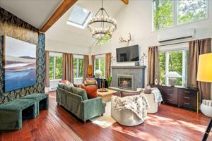 featured image of 1825 Jennifer Dr