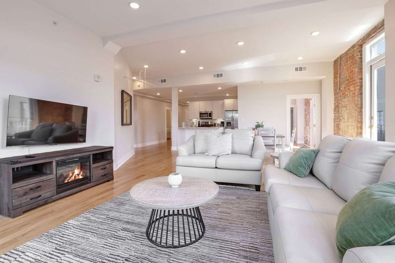 1050 Annunciation Street - Photo 2 of 24