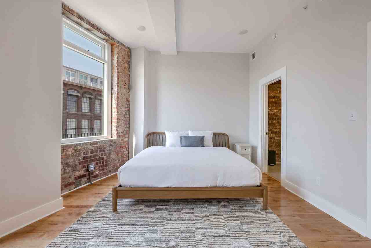 1050 Annunciation Street - Photo 7 of 24