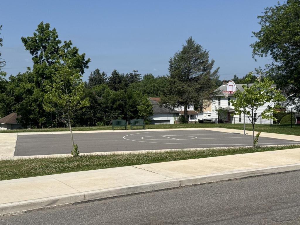 136 S Spring Ave - Photo 3 of 13