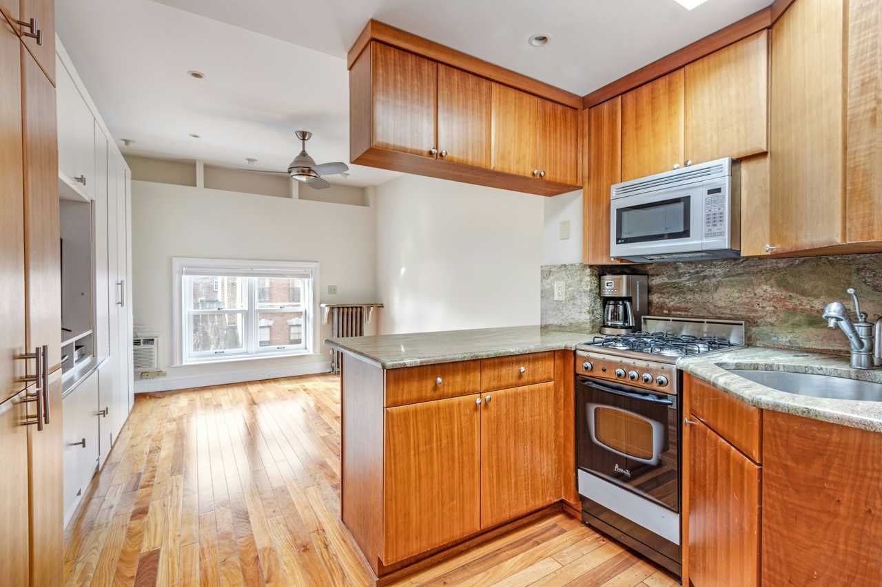 453 W 22nd St #4F