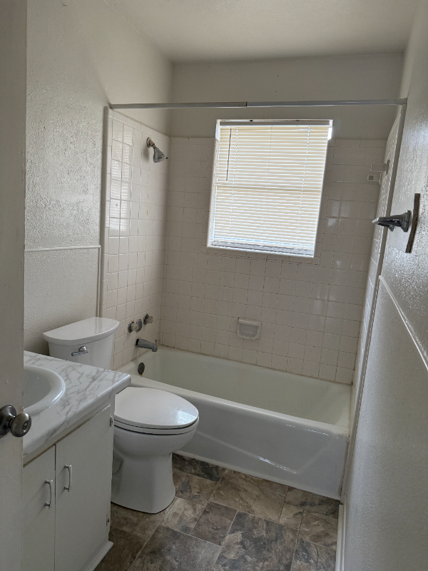 404 E 9th St - Photo 3 of 14