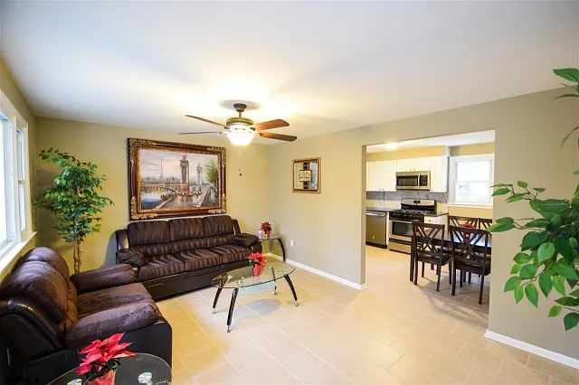 423 S Willow Ave - Photo 2 of 8