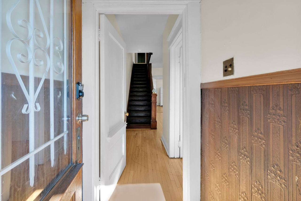 213 N Railroad St - Photo 4 of 31