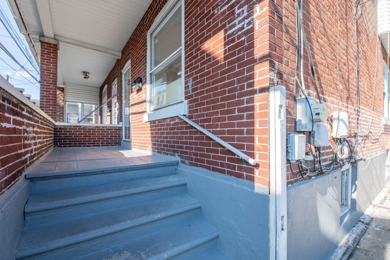 213 N Railroad St - Photo 3 of 31