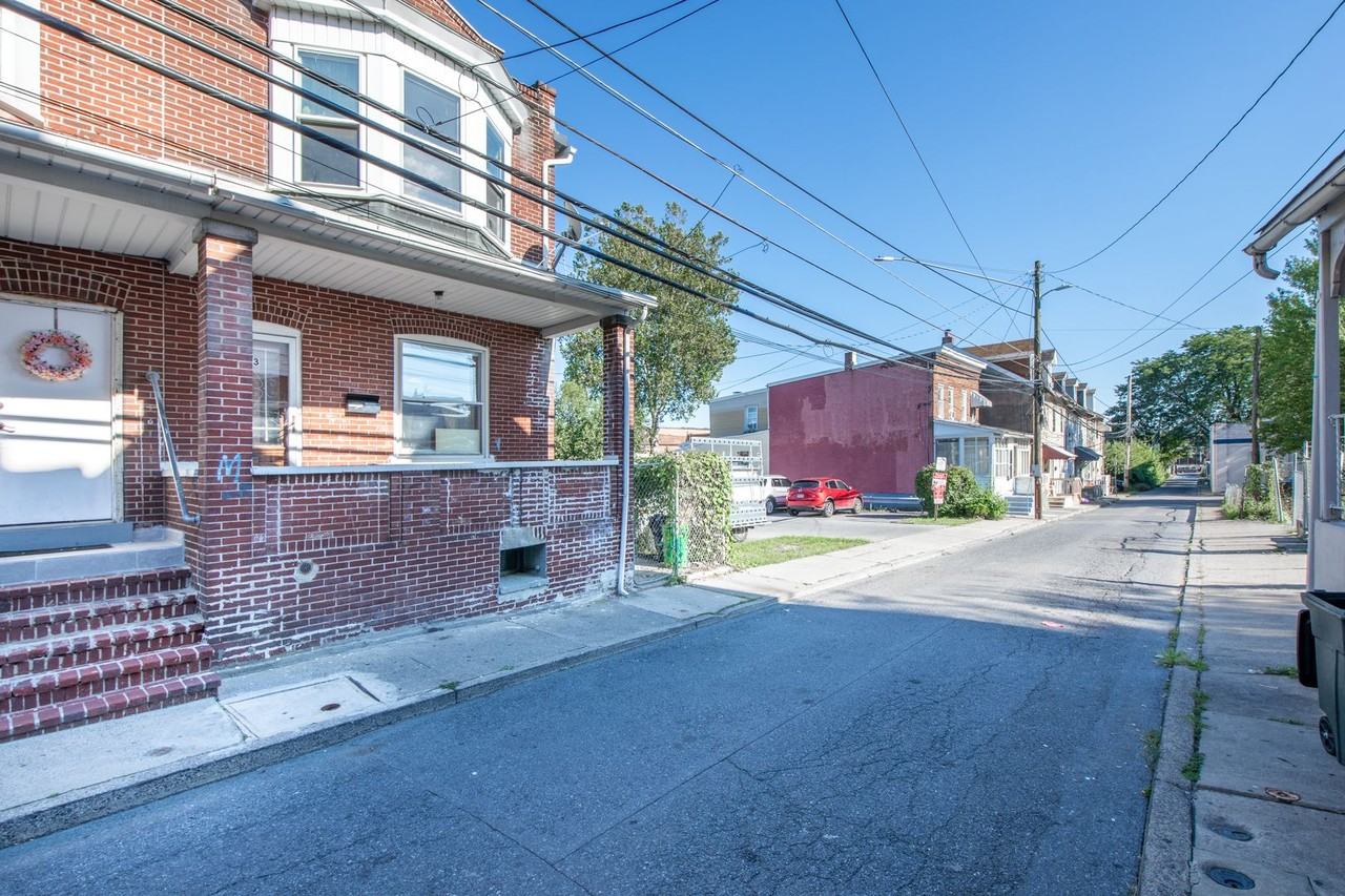 213 N Railroad St - Photo 2 of 31