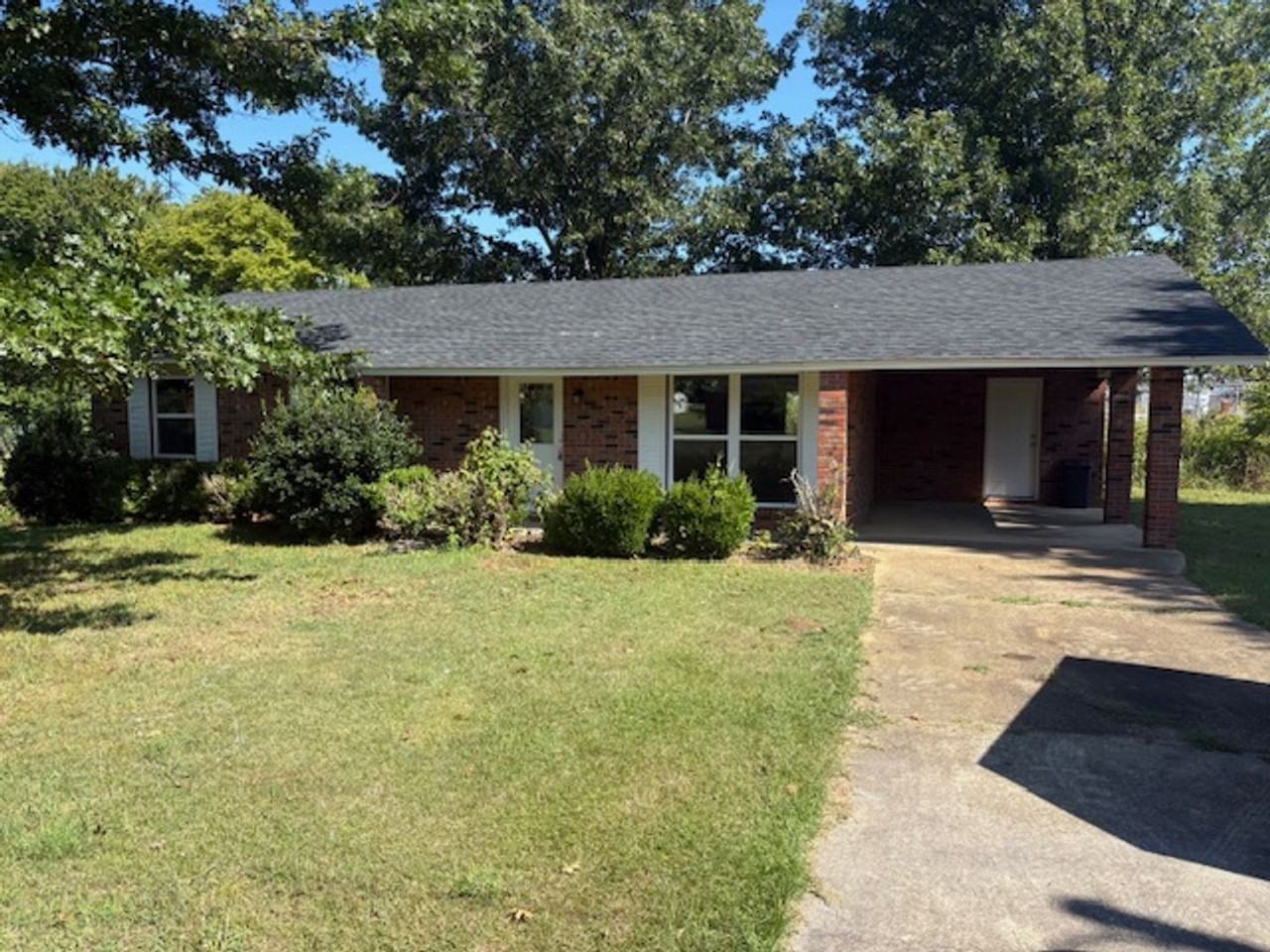 318 Middle St - Photo 2 of 10