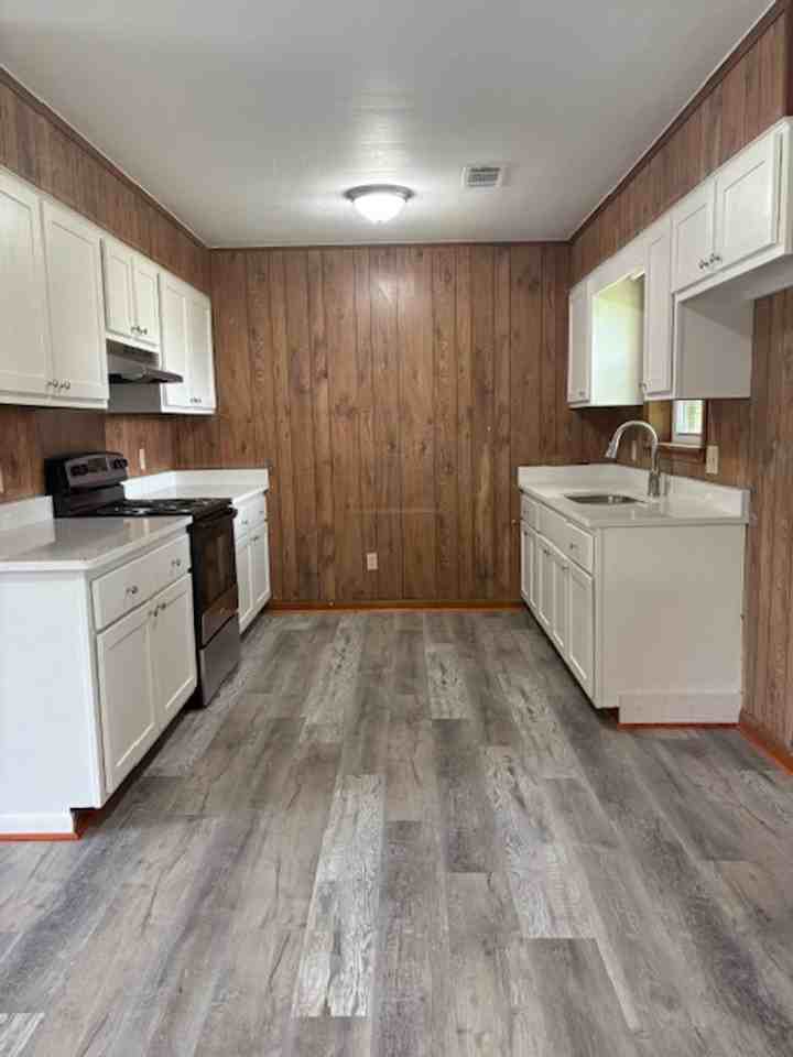 318 Middle St - Photo 3 of 10