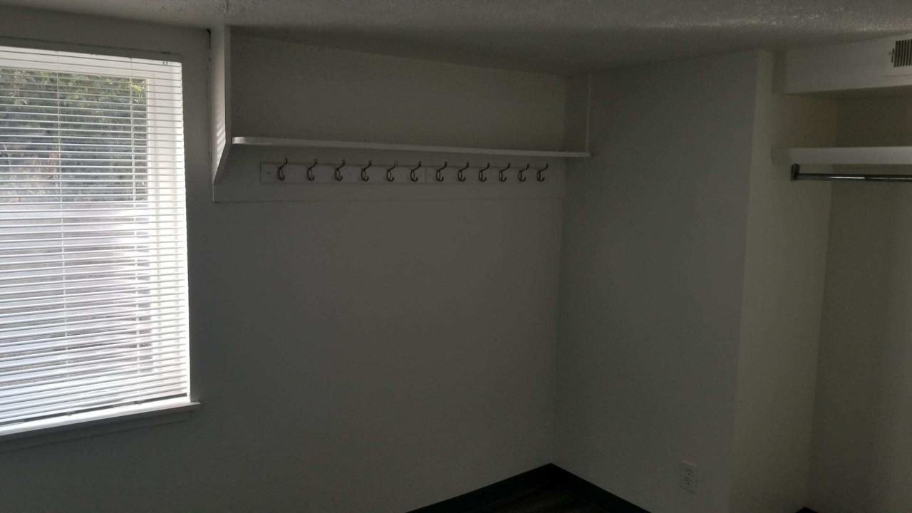 524 18th Street #B - Photo 3 of 5