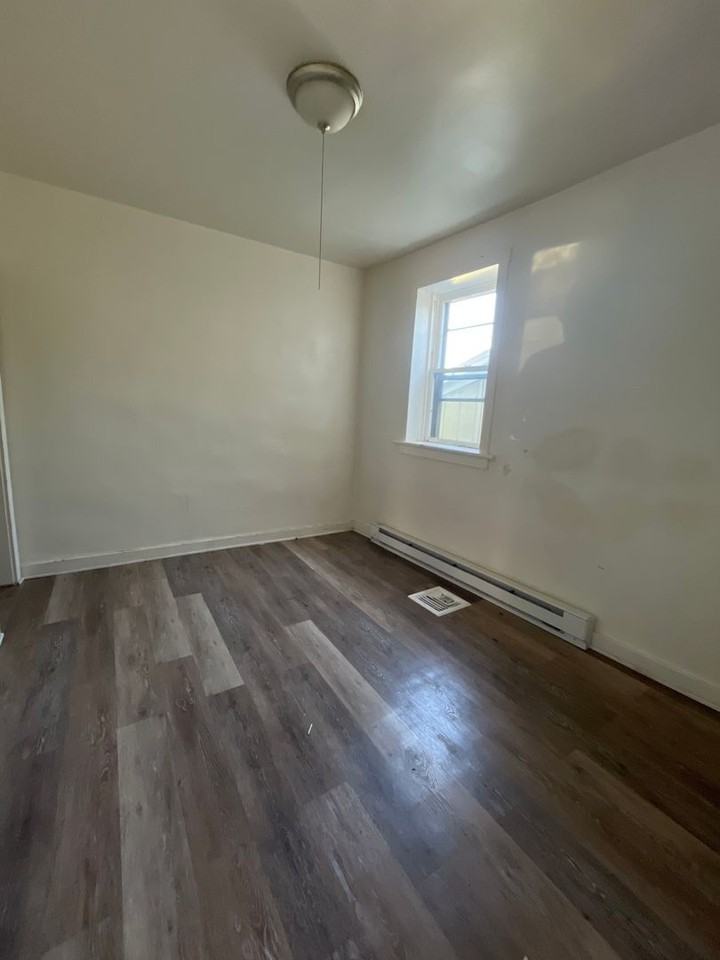 109 S Walnut St - Photo 7 of 13