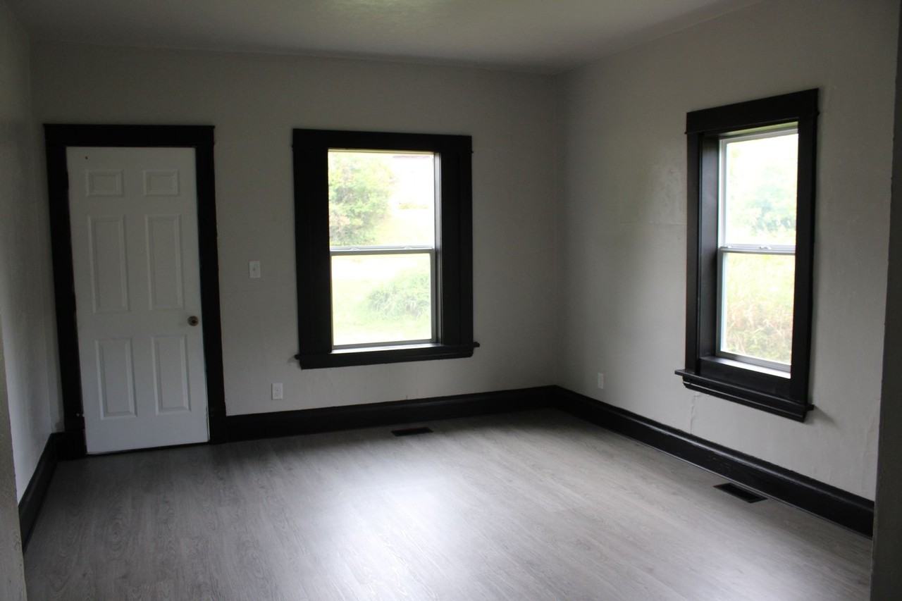 1001 E 4th St S - Photo 2 of 7