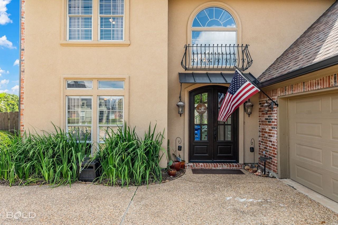 10040 Loveland Ct - Photo 3 of 26