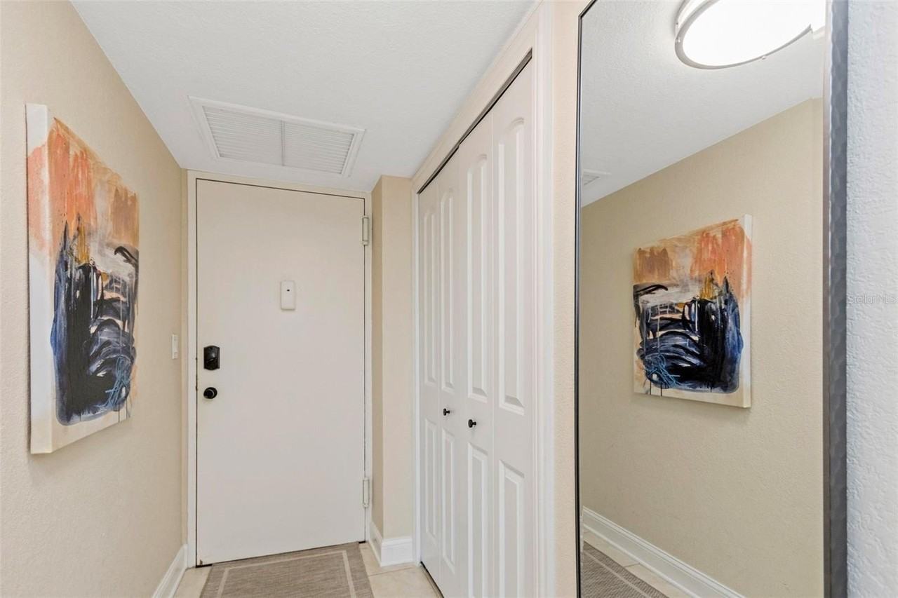 880 Mandalay Ave - Photo 5 of 29