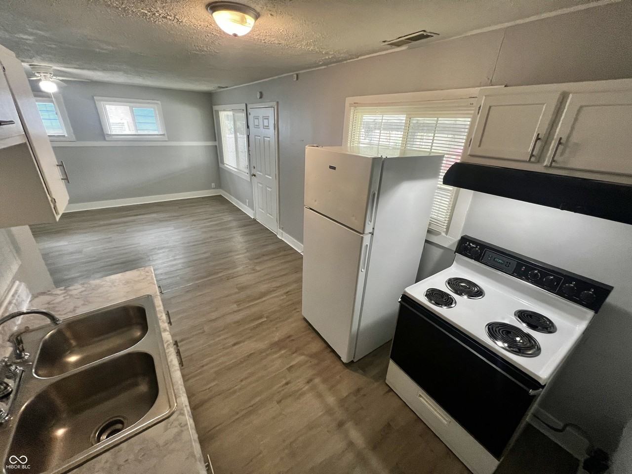 2933 North Gladstone Avenue - Photo 7 of 17