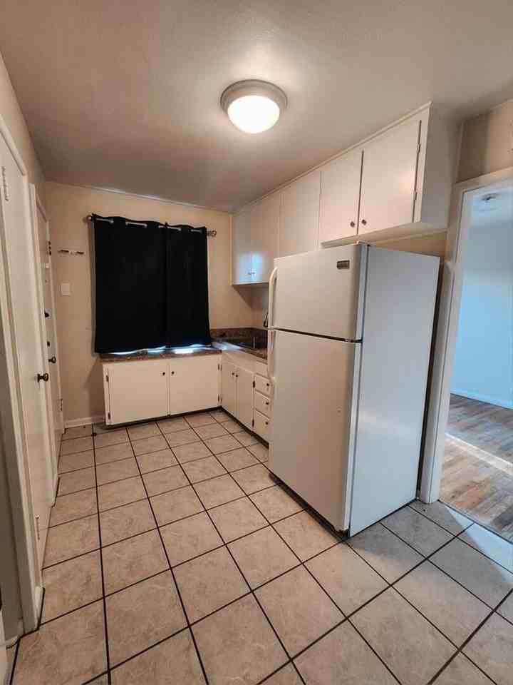 1106 N Carrizo St - Photo 4 of 8