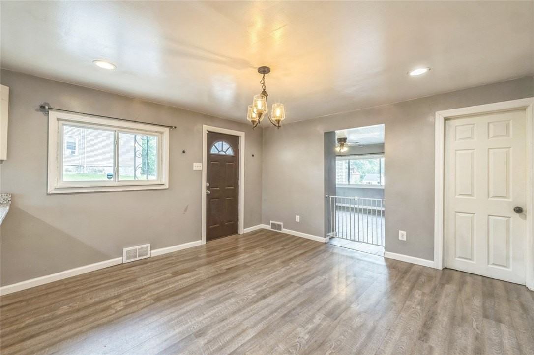 2318 Eccles St - Photo 4 of 20